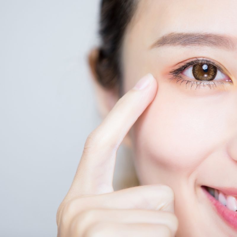 Close,Up,Of,Beauty,Woman,Pointing,Her,Eye